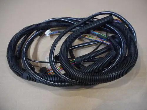 Kabelbaum mit mehreren schwarzen Leitungen und Steckern, möglicherweise für Sensoren, von der Marke Remeha. Die Leitungen sind durch flexible Schläuche geschützt.